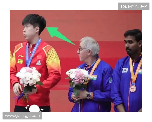 颁奖现场惊现神秘手臂亮相